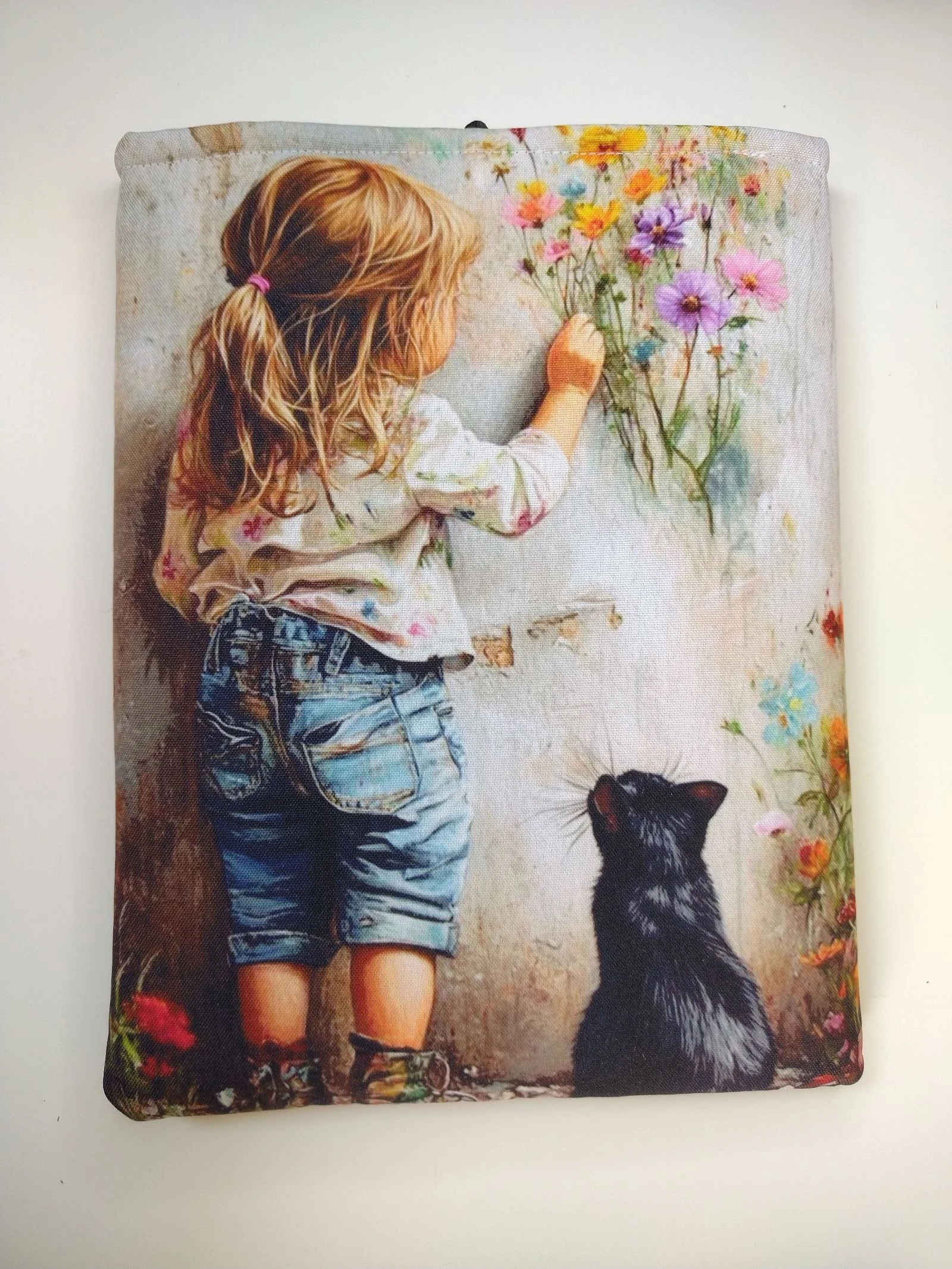 Funda literaria acolchada para libros o tablets Niña ,Gato y flores - Hecho a mano.